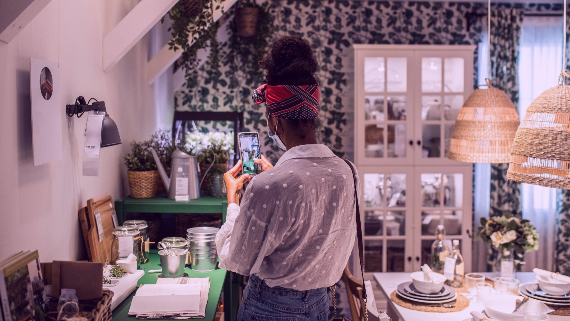 mulher negra tirando foto de produtos que deseja comprar através de seo local